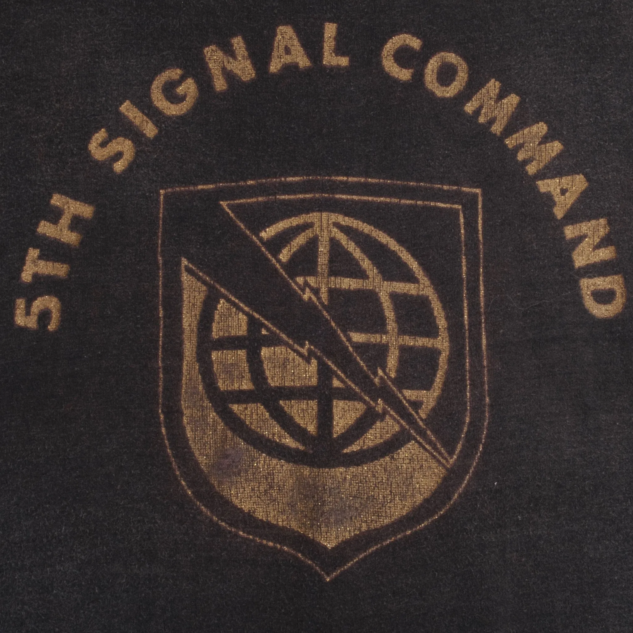 VINTAGE US ARMY 5TH SIGNAL COMMAND TEE SHIRT 1980S SIZE MEDIUM MADE IN USA